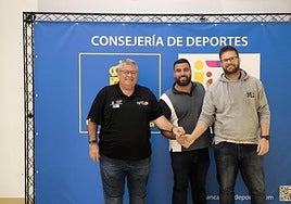 Foto de familia tras el acuerdo.