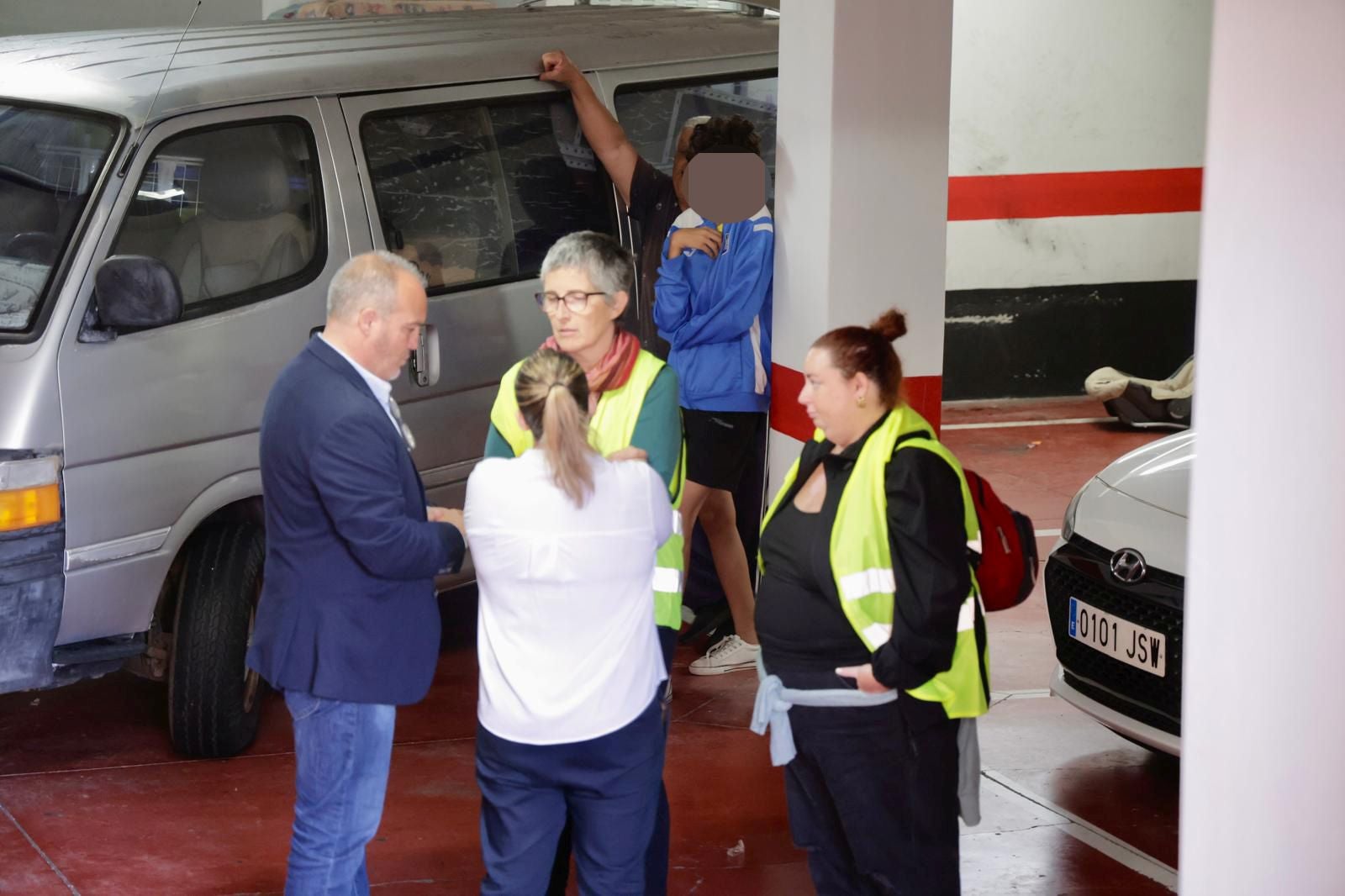 Momento en el que suspenden el desahucio de la familia de Ingenio