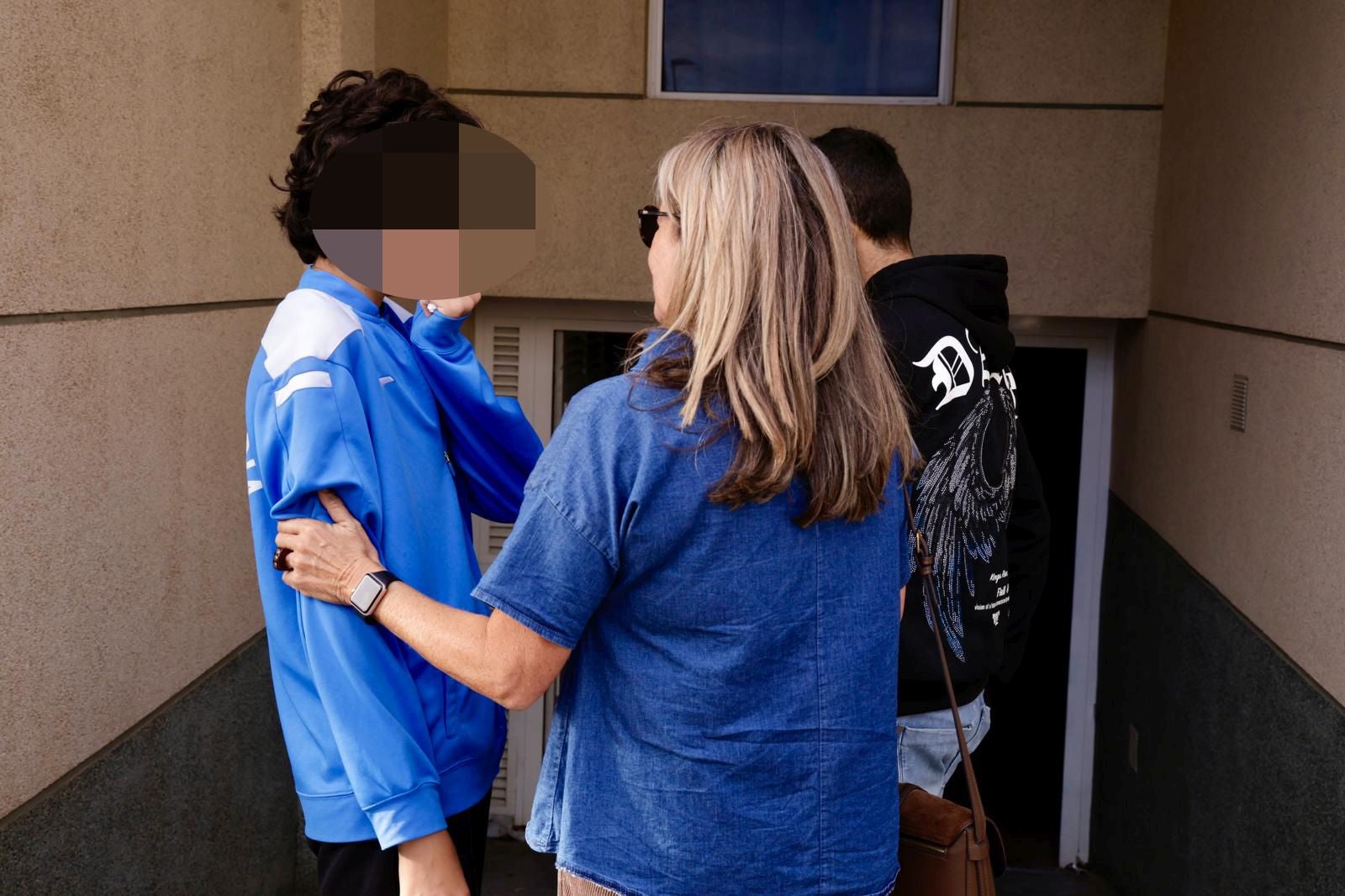 Momento en el que suspenden el desahucio de la familia de Ingenio