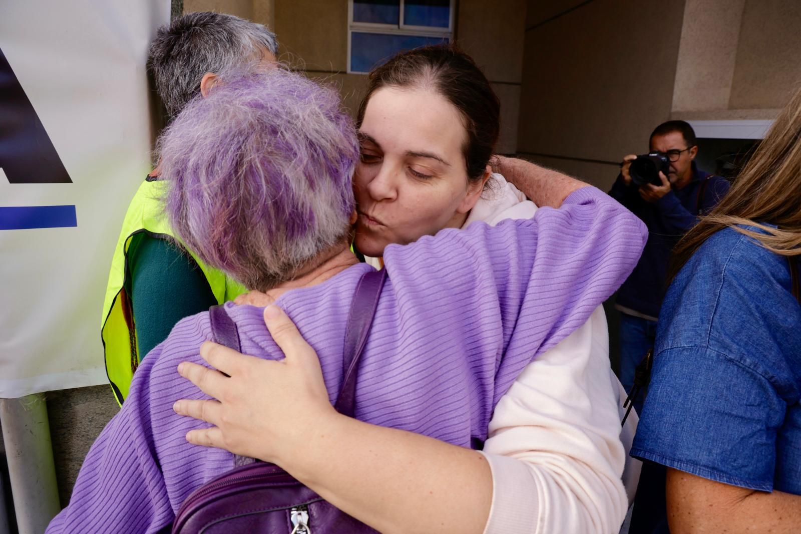 Momento en el que suspenden el desahucio de la familia de Ingenio