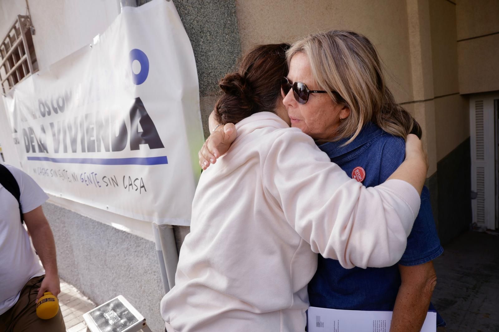 Momento en el que suspenden el desahucio de la familia de Ingenio