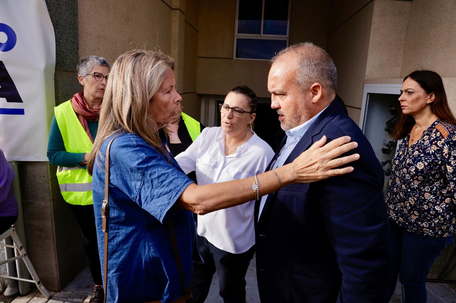 Momento en el que suspenden el desahucio de la familia de Ingenio