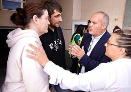 Momento en el que suspenden el desahucio de la familia de Ingenio