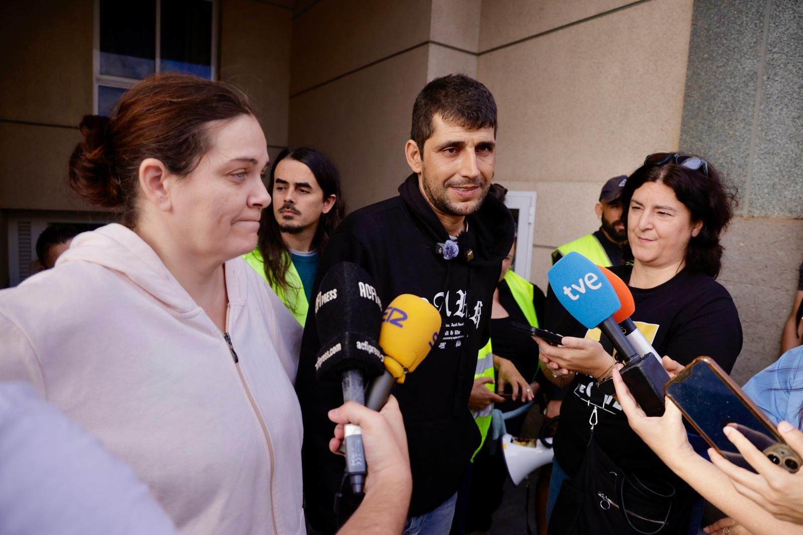 Momento en el que suspenden el desahucio de la familia de Ingenio
