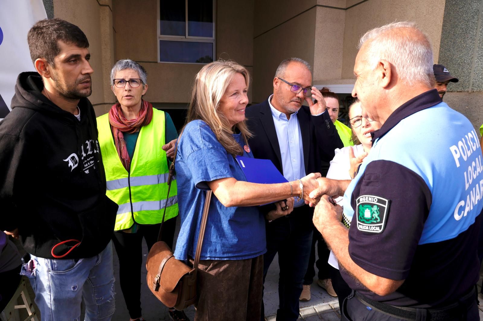 Momento en el que suspenden el desahucio de la familia de Ingenio