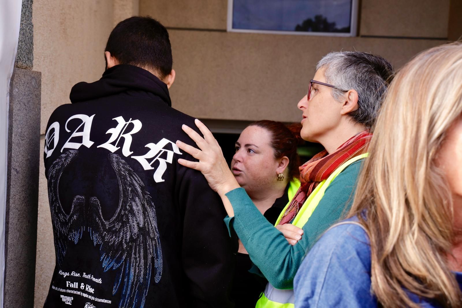 Momento en el que suspenden el desahucio de la familia de Ingenio