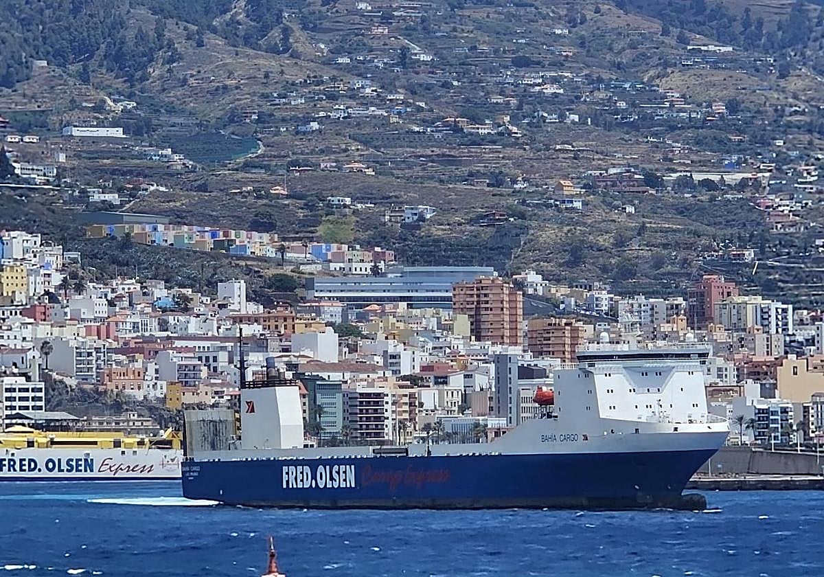 El Bahía Cargo de Fred. Olsen Express transporta más de 100.000 metros lineales de carga durante su primer año