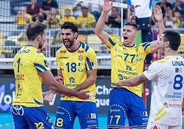 Nico Bruno, Martín Ramos, Dobromir Dimitrov y Unai Larrañaga, de espaldas, en el tercer set del triunfo amarillo contra el Olympiacos griego.