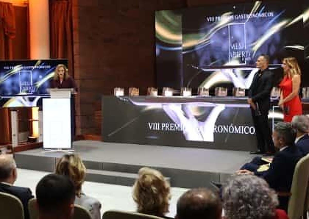 Imagen secundaria 1 - El Parlamento acoge la entrega de los Premios Gastronómicos Mesa Abierta en su VIII edición