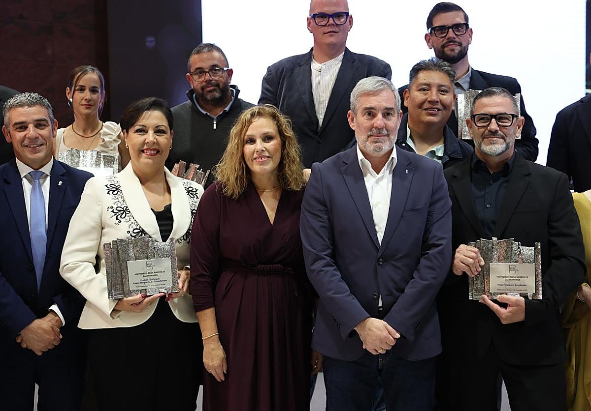 Imagen principal - El Parlamento acoge la entrega de los Premios Gastronómicos Mesa Abierta en su VIII edición