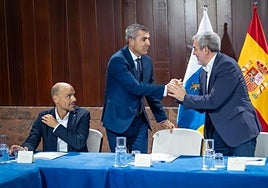El presidente de Canarias, Fernando Clavijo (d) y el vicepresidente, Manuel Domínguez (i) se saludan antes de presentar el decreto a los grupos.