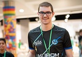 Álvaro González aspira al Mundial de Tetris de Dubai. En la imagen, en uno de los campeonatos de Speedcubbing con las que se ha hecho popular a nivel nacional.