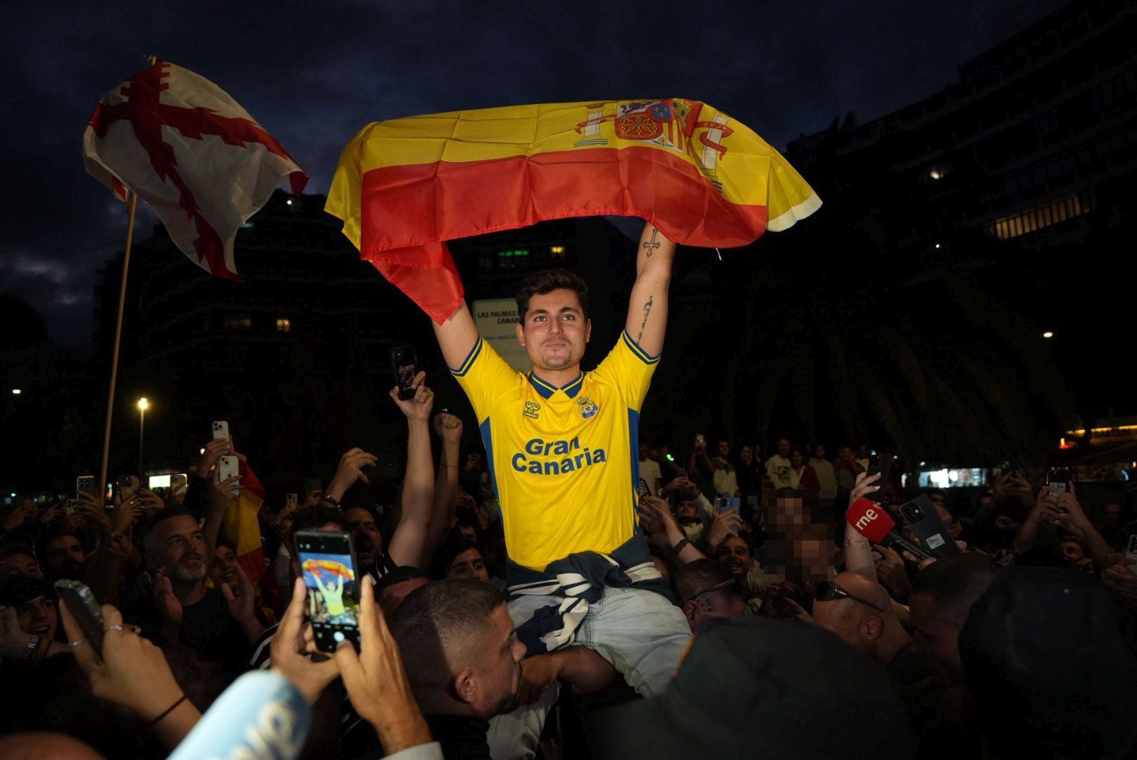 Simpatizantes y contrarios reciben al agitador ultra Vito Quiles en Mesa y López