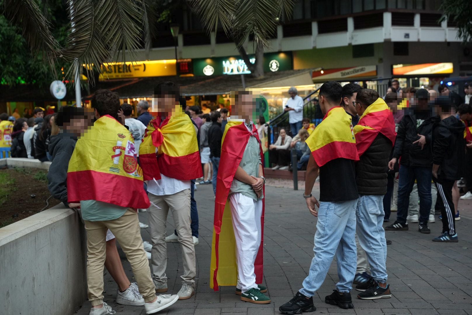 Simpatizantes y contrarios reciben al agitador ultra Vito Quiles en Mesa y López