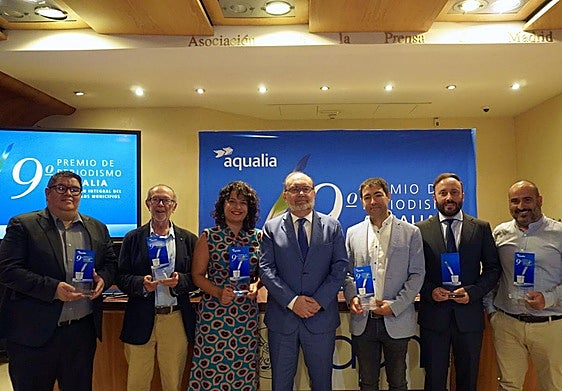 Los finalistas de la última (9º) edición del Premio de Periodismo, con Lucas Díaz, director España de Aqualia.