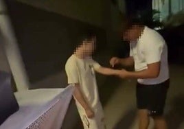 El agresor le pone un cigarro en el brazo al afectado.