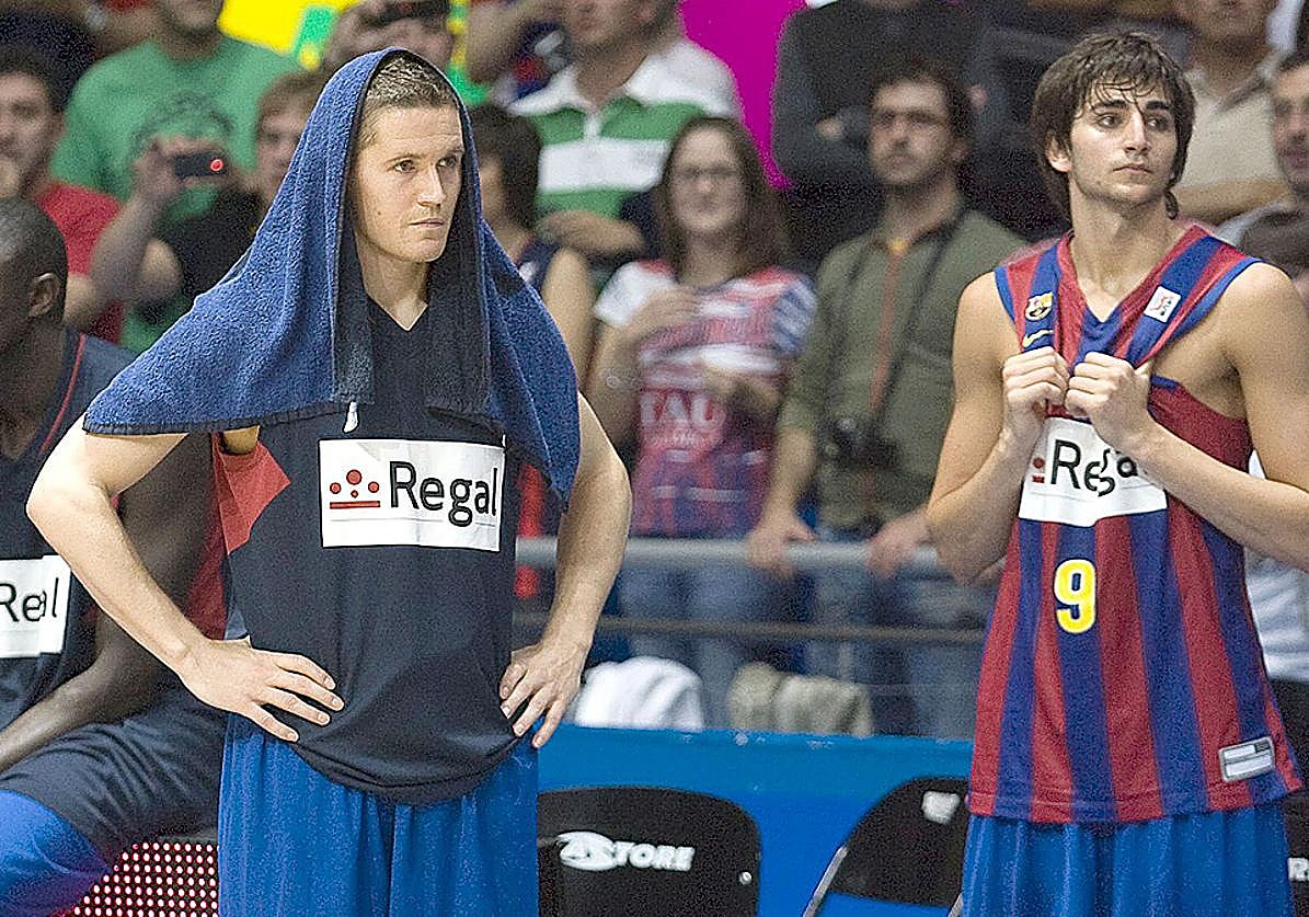 Lakovic y Rubio, juntos en el banquillo del Barça, a finales de la década pasada, compartiendo vestuario en el club azulgrana. Este sabado se enfrentarán como técnico amarillo y director de juego verdinegro.