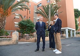Augusto Hidalgo y Óscar Hernández, en la urbanización La Paz.