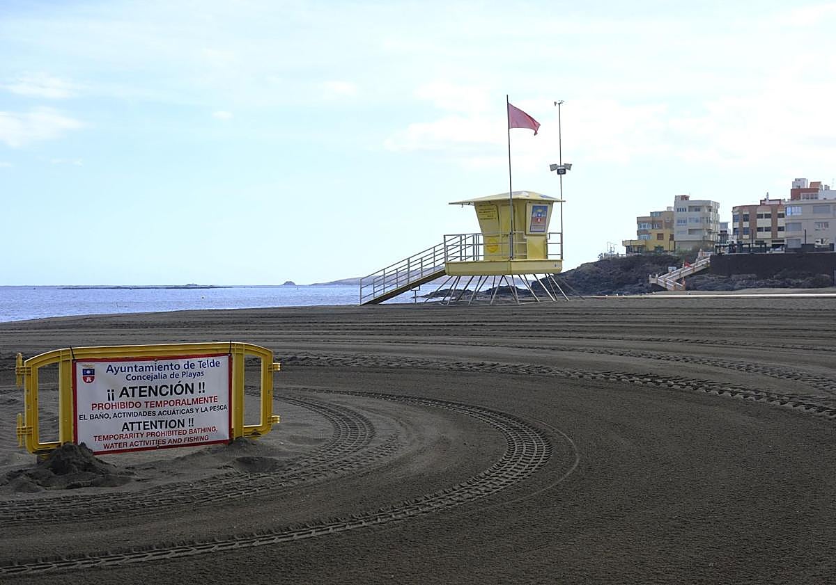 Imagen principal - Así de desoladas y vacías lucían este viernes las calas cerradas de Telde. 