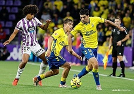Jugadores de la UD Las Palmas mantiene la pelota.