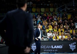 Lakovic mira el resultado sin dar crédito.