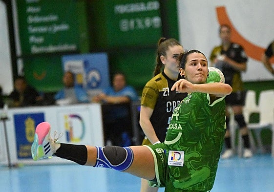 Acción ofensiva del partido disputado este sábado por el Rocasa en casa.