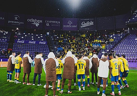 Saludo de los jugadores de la UD a la afición presente en Pucela a la conclusión del partido ante el Valladolid.
