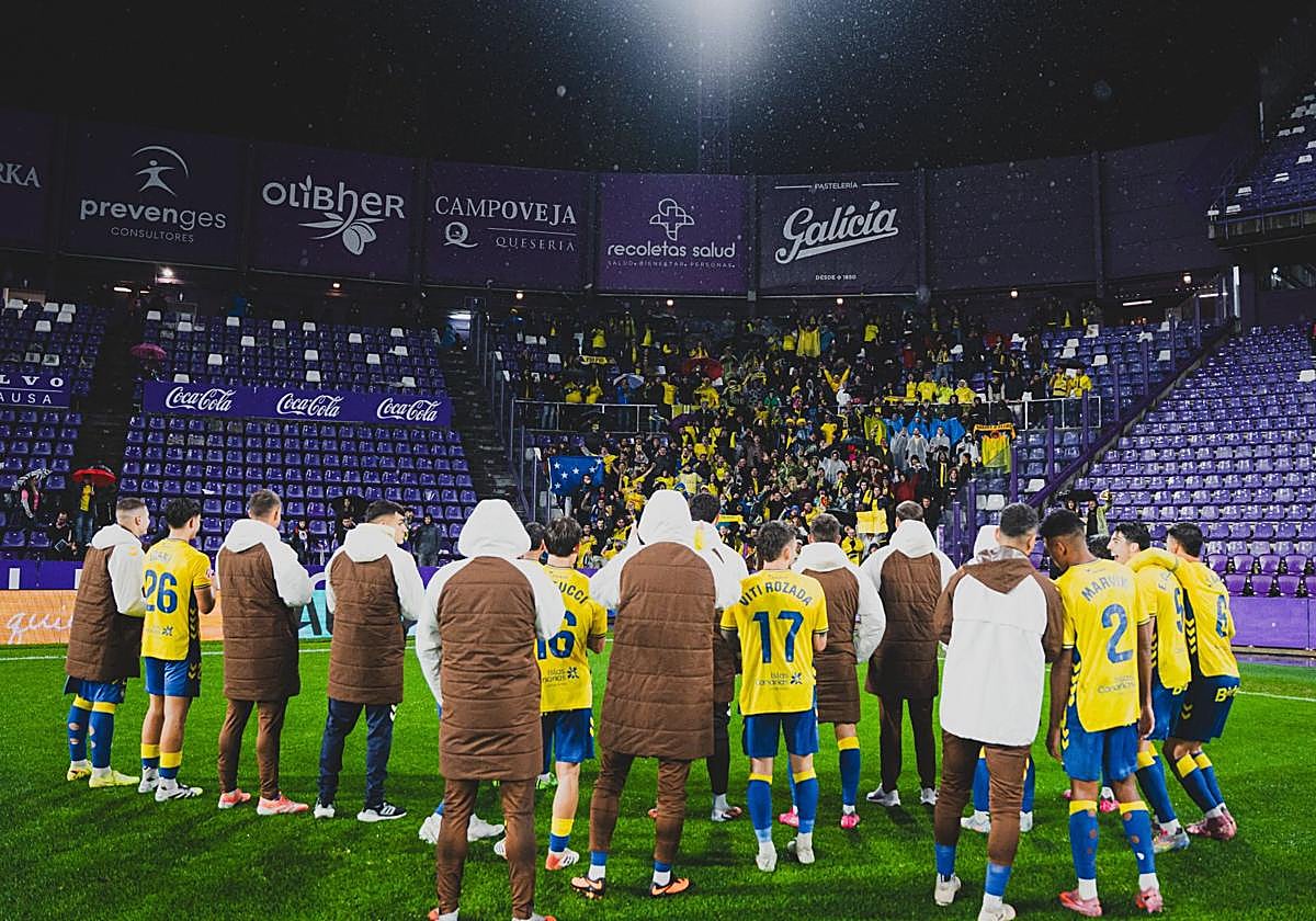 Saludo de los jugadores de la UD a la afición presente en Pucela a la conclusión del partido ante el Valladolid.