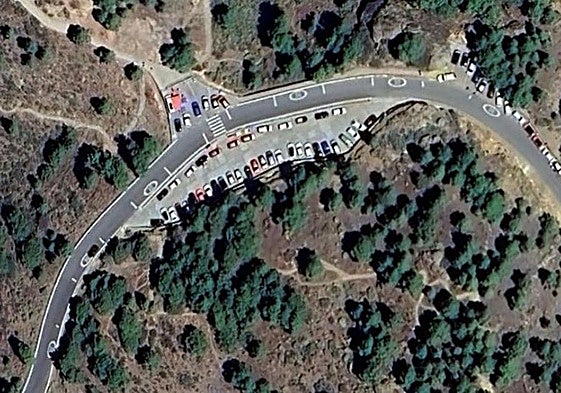 Los vehículos particulares siguen aparcando en la carretera más próxima al Roque Nublo.