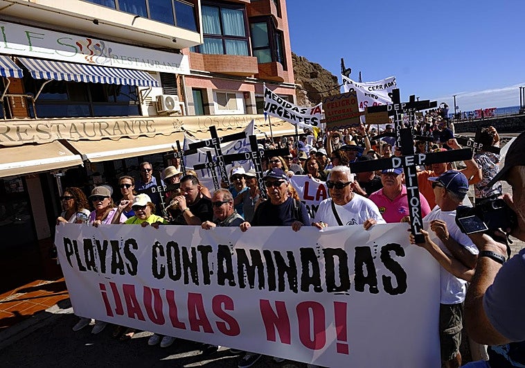 Personas manifestándose esta mañana en Telde.