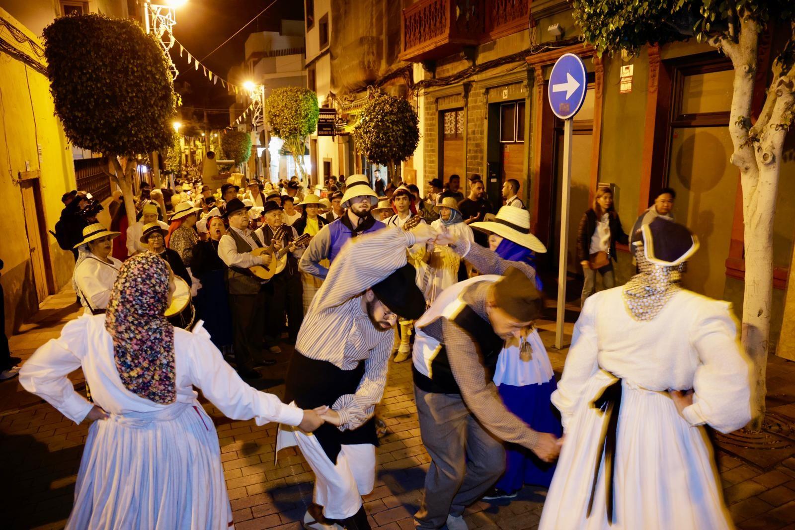Miles de personas salen de romería en honor a San Gregorio
