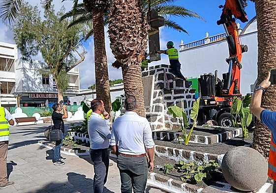 Izado de la cruz para ser repuesta, con presencia de Yonathan de León y Jacobo Medina.