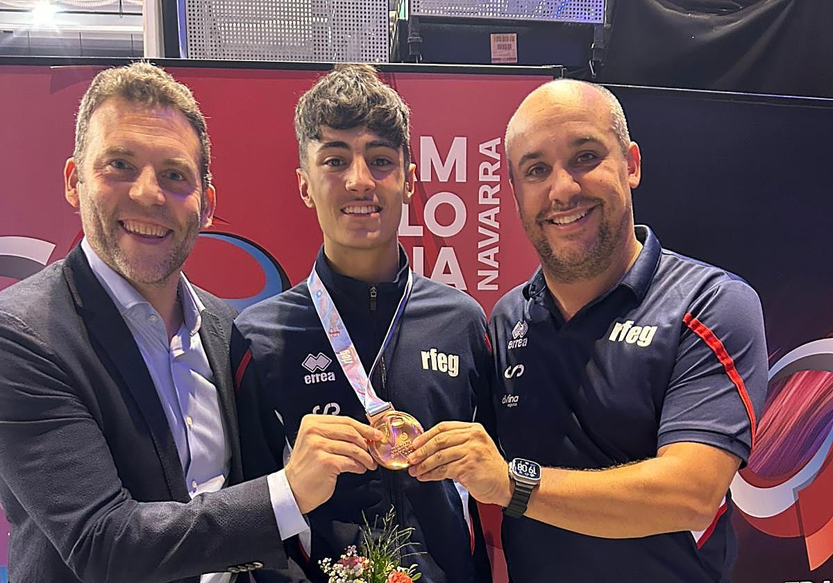 Izan Cabrera muestra, con orgullo, su bronce en Pamplona.