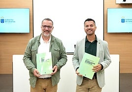 Poli Suárez, consejero de Educación (i), y Iván G. Carro, director general de Infraestructuras y Equipamiento.