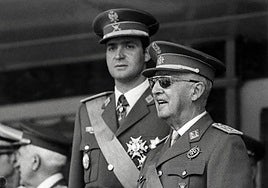 Foto de archivo del dictador Francisco Franco, en primer término. Detrás, el rey emérito Juan Carlos.