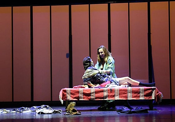 Saray Castro y Alicia Ramos, en el ensayo de este martes en el Teatro Pérez Galdós.