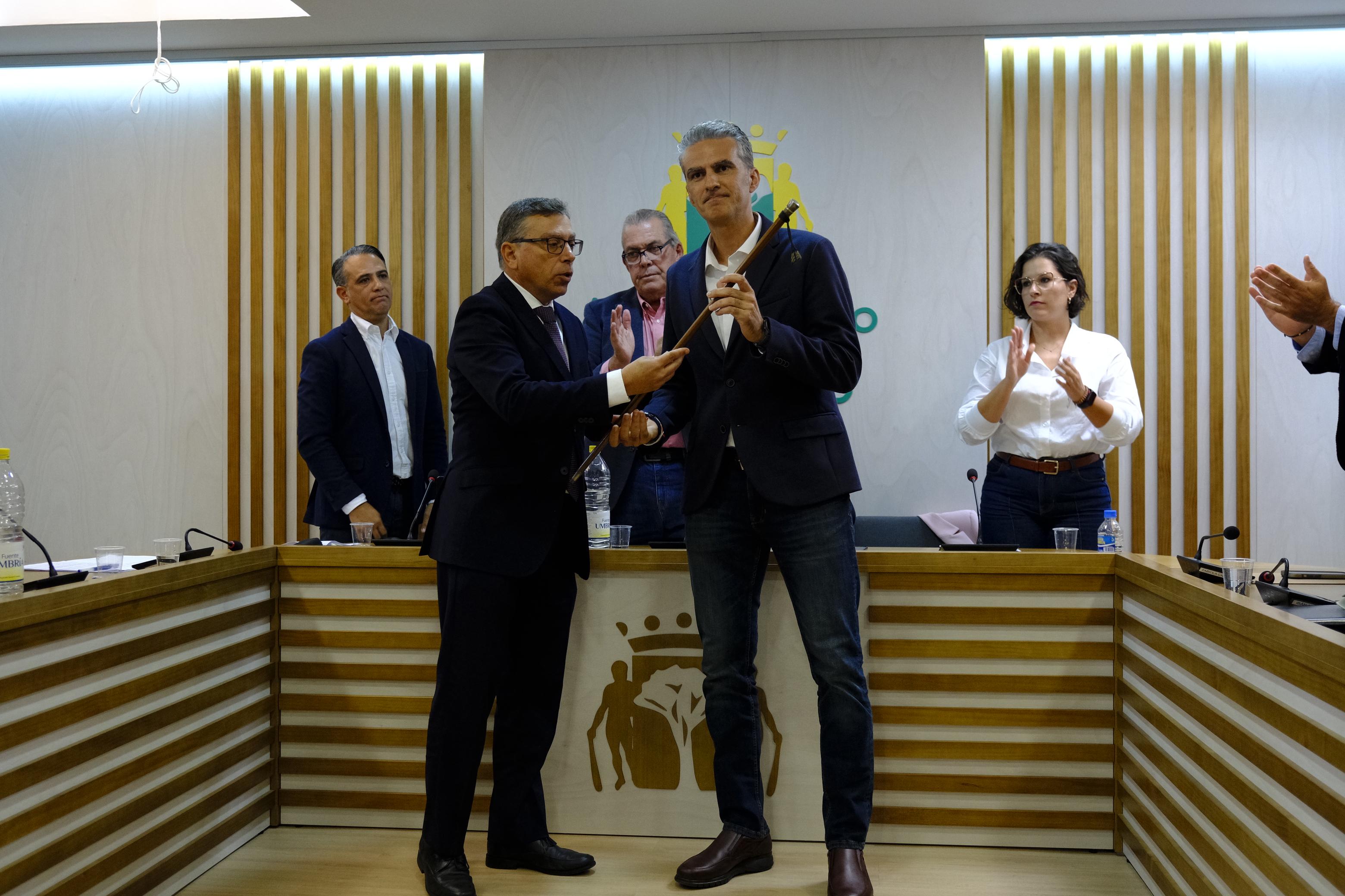 Juan Carlos Hernández Atta recibe el bastón de mando que le otorga la alcaldía en Valsequillo.