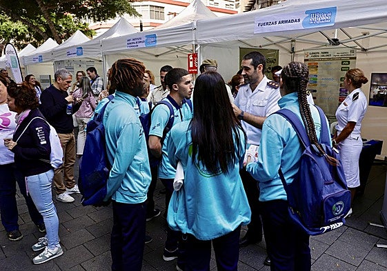 La II Feria de Empleo de Canarias se celebró este martes en la avenida José Mesa y López de Las Palmas de Gran Canaria.