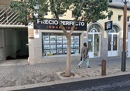 Ciudadano ante un negocio con viviendas para comprar o alquilar, en Arrecife.