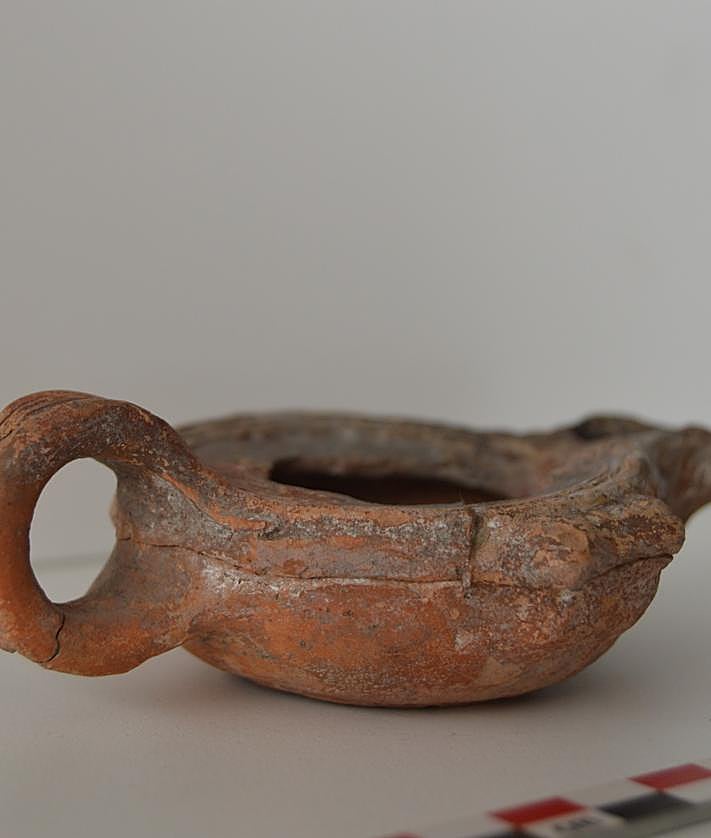 Imagen secundaria 2 - La lucerna del yacimiento del taller de púrpura romano de Lobos que puede verse en el Museo Canario, en Las Palmas de Gran Canaria.