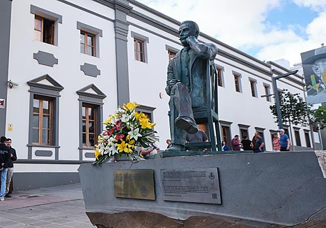 Escultura de Manuel Velázquez Cabrera en Puerto del Rosario.