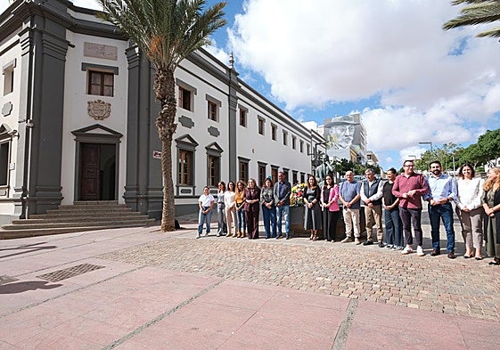 La presidenta Lola García y el vicepresidente Blas Acosta encabezaron el homenaje en la escultura dedicada al diputado Manuel Velázquez a las puertas del Cabildo de Fuerteventura.