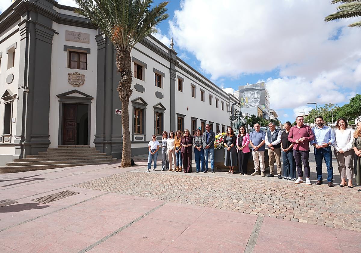 La presidenta Lola García y el vicepresidente Blas Acosta encabezaron el homenaje en la escultura dedicada al diputado Manuel Velázquez a las puertas del Cabildo de Fuerteventura.