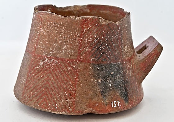 Pieza de cerámica decorada con almagre que presta temporalmente el Museo Canario al Museo Arqueológico de Fuerteventura.