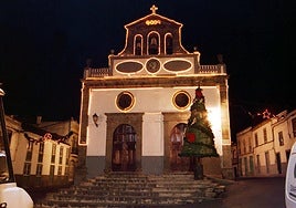 Fachada de la iglesia de San Mateo con las luces de Navidad encendidas.