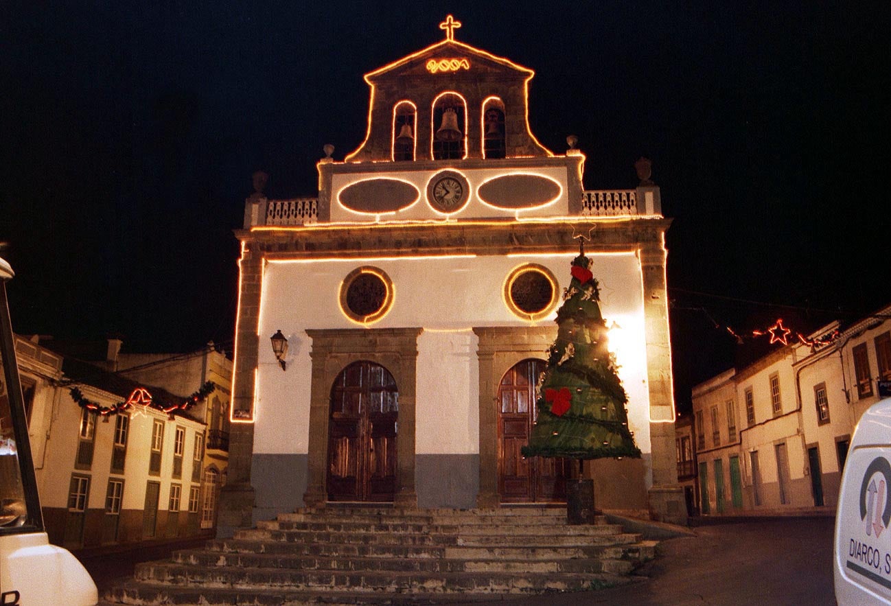 Fachada de la iglesia de San Mateo con las luces de Navidad encendidas.