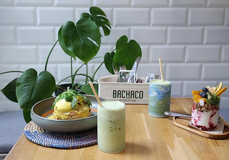 Tortitas con huevos benedictos, bowl de granola y frutas y las nuevas bebidas con matcha.