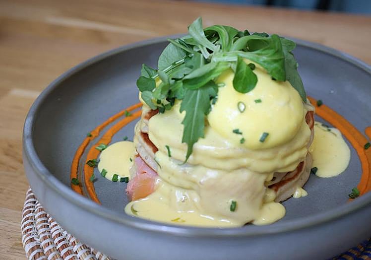 Tortitas con huevos benedictos y salmón.