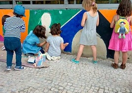 Foto de archivo de un grupo de niños en un parque.