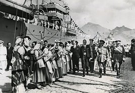 Francisco Franco desembarca en Canarias ante un comité de recepción integrado por mujeres vestidas con trajes típicos de las islas.